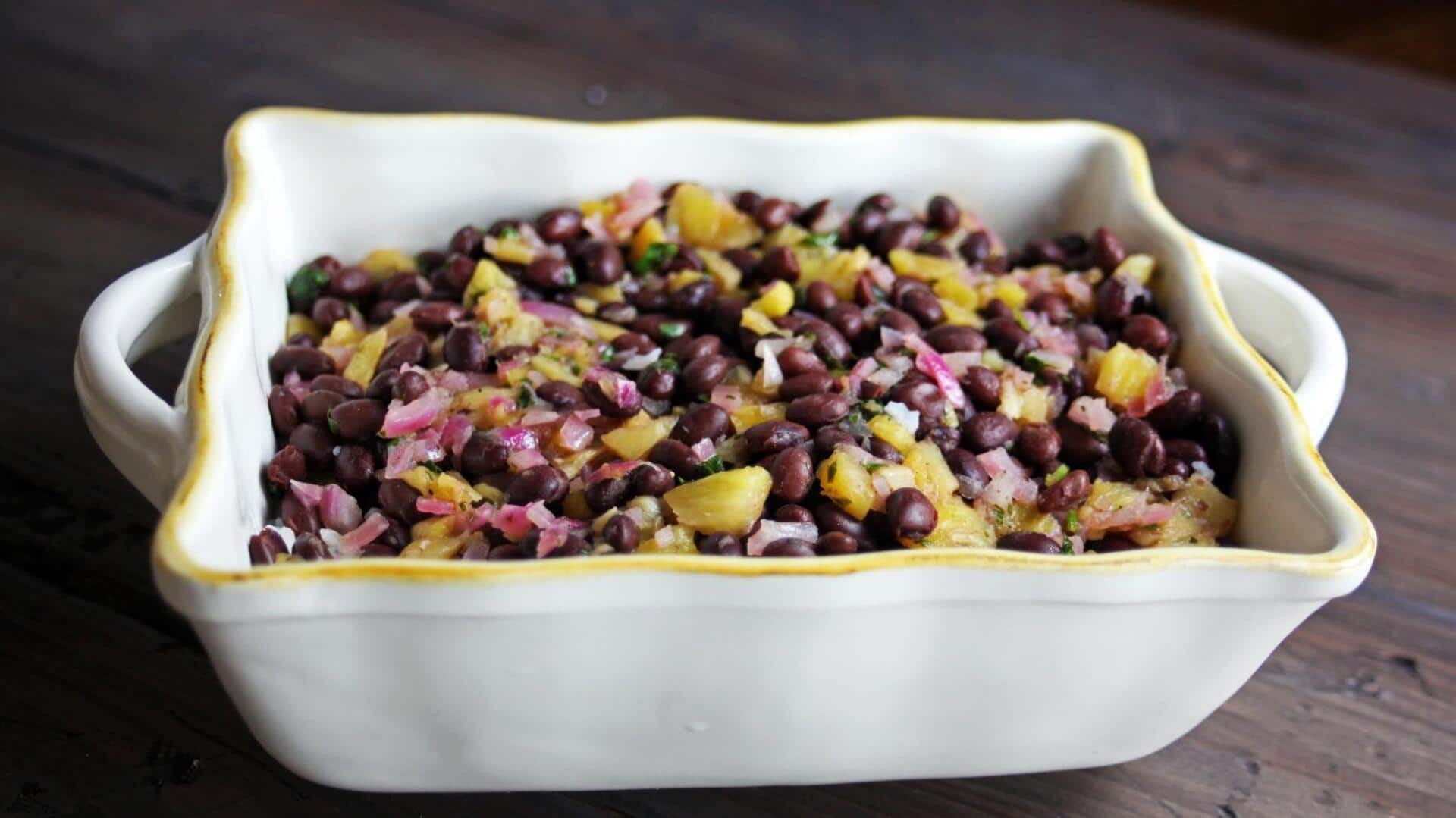 How to make a delicious black beans-pineapple combo