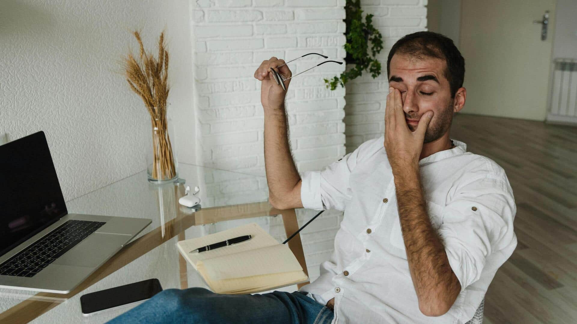 Simple tricks to soothe tired eyes after screen time