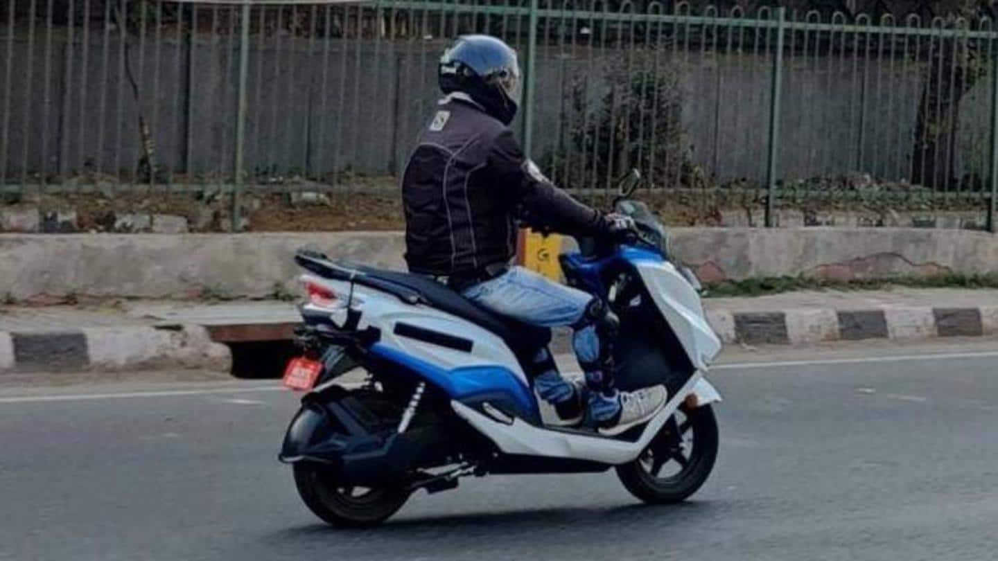 The scooter will have a windscreen and rear tire hugger The scooter will have a windscreen and rear tire hugger