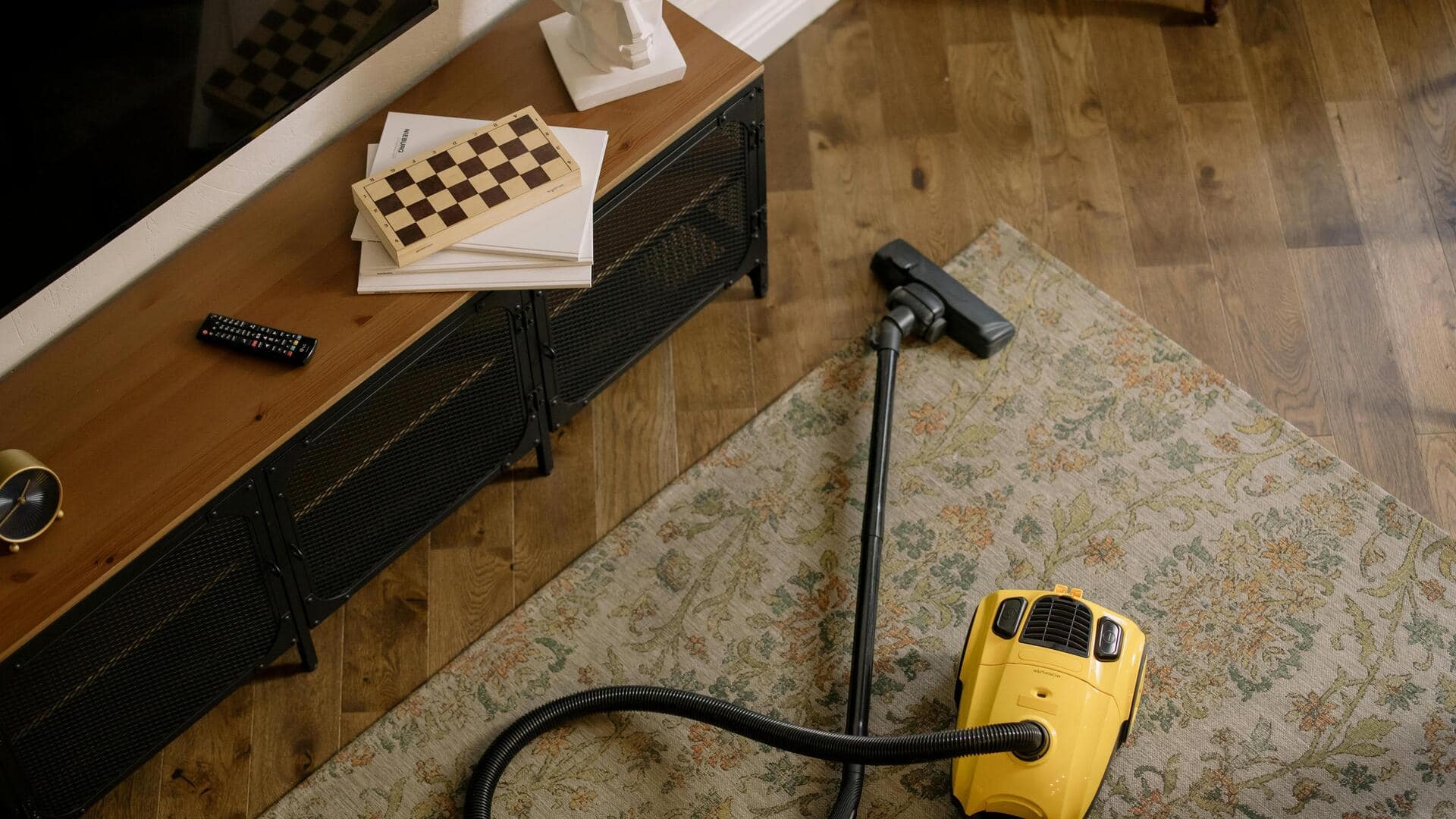 How to clean carpets with vinegar and baking soda