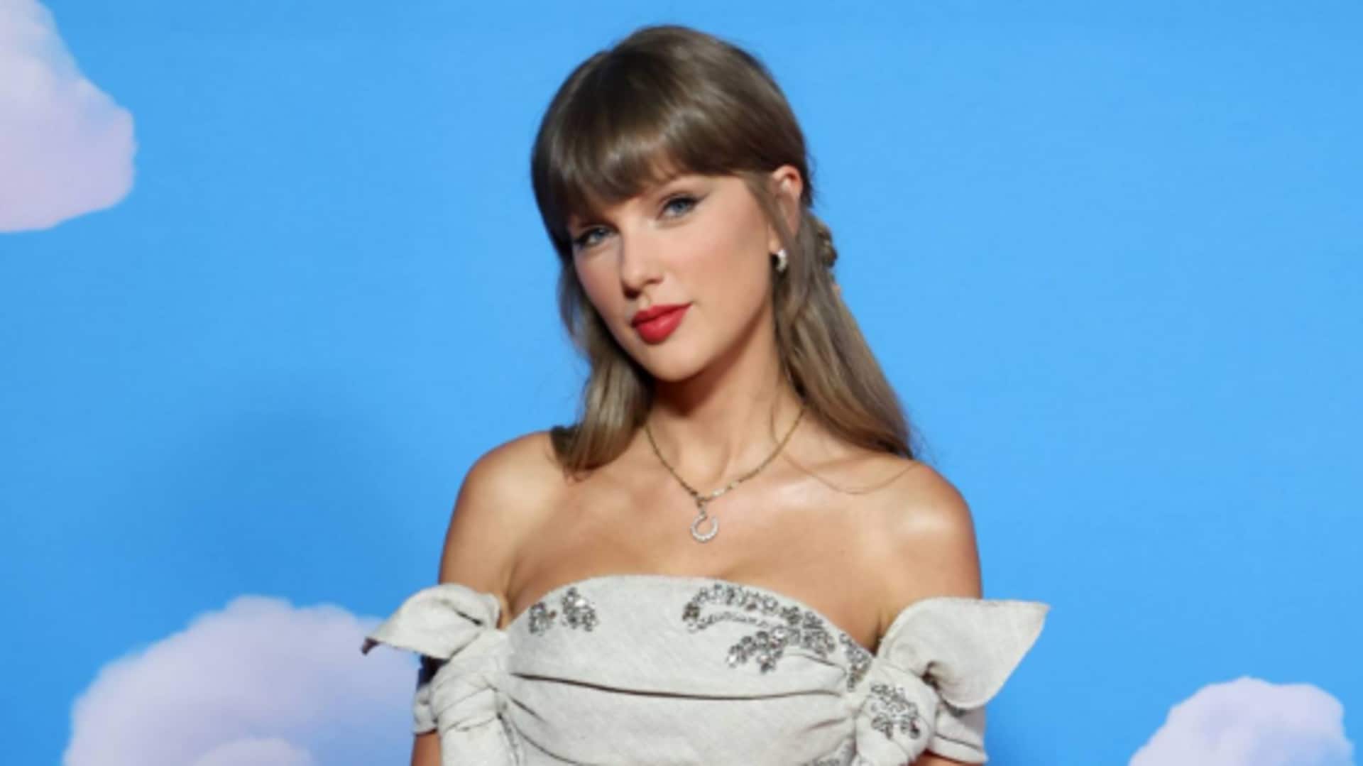 Taylor becomes youngest woman inducted into Songwriters Hall of Fame