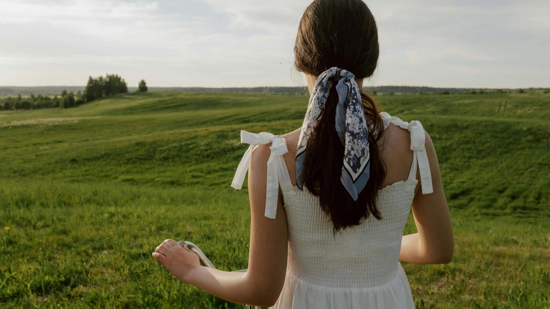 These scarf hairstyles will brighten up any outfit 