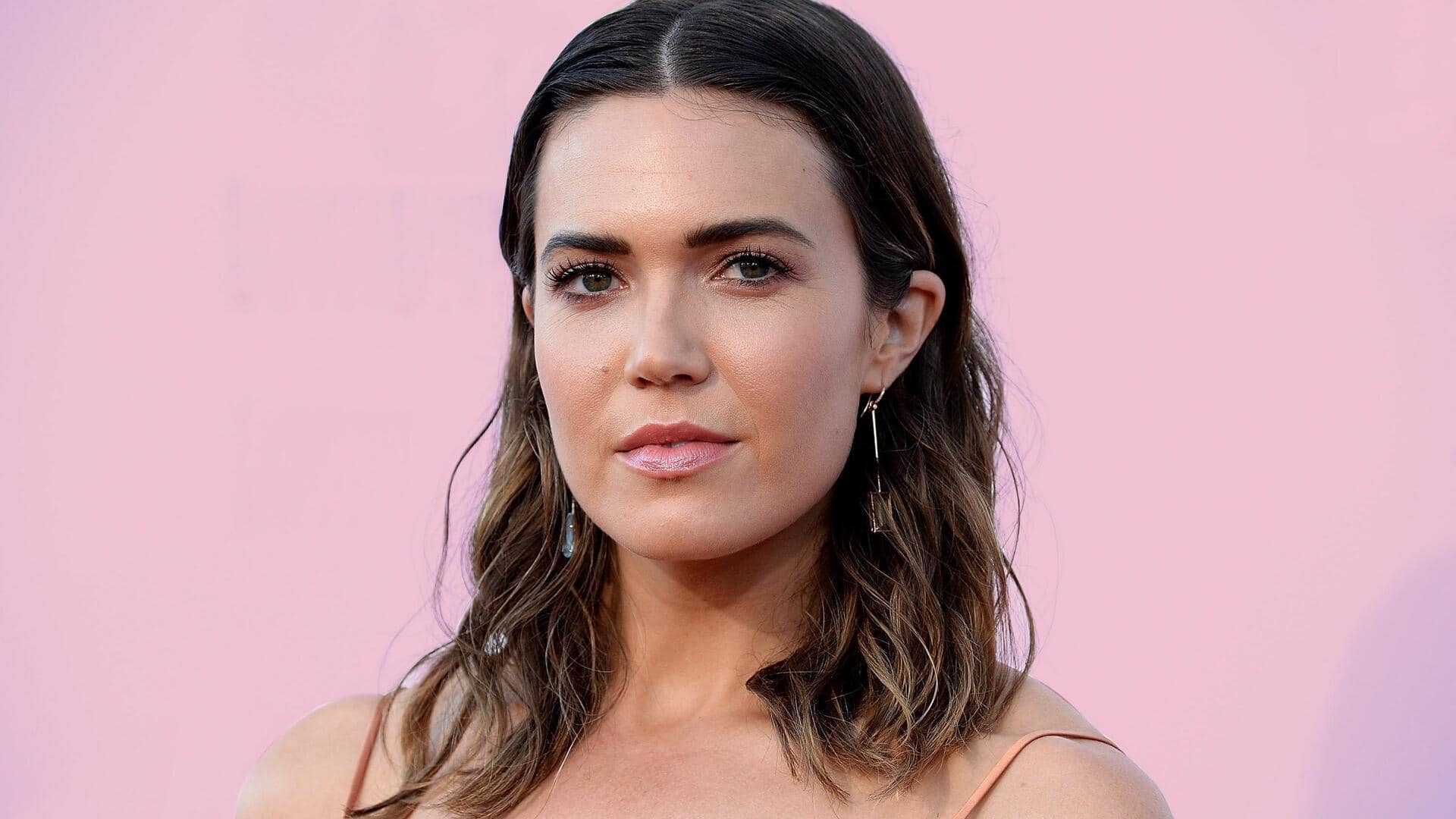 Mandy Moore slams Amazon for delivering package to wildfire-ravaged home 