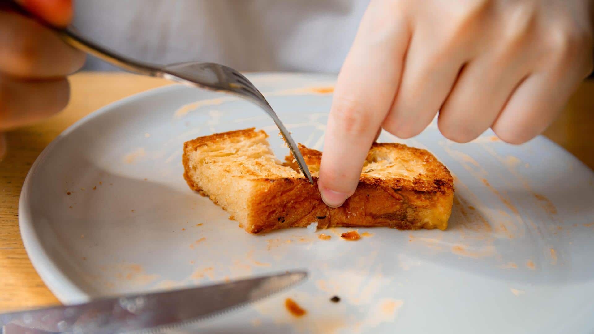 How to make street-style besan toast at home