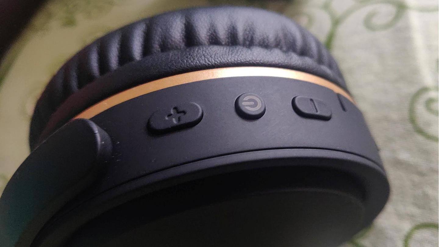 Simple, on-the-ear wireless headphones with playback controls; no IP rating Simple, on-the-ear wireless headphones with playback controls; no IP rating