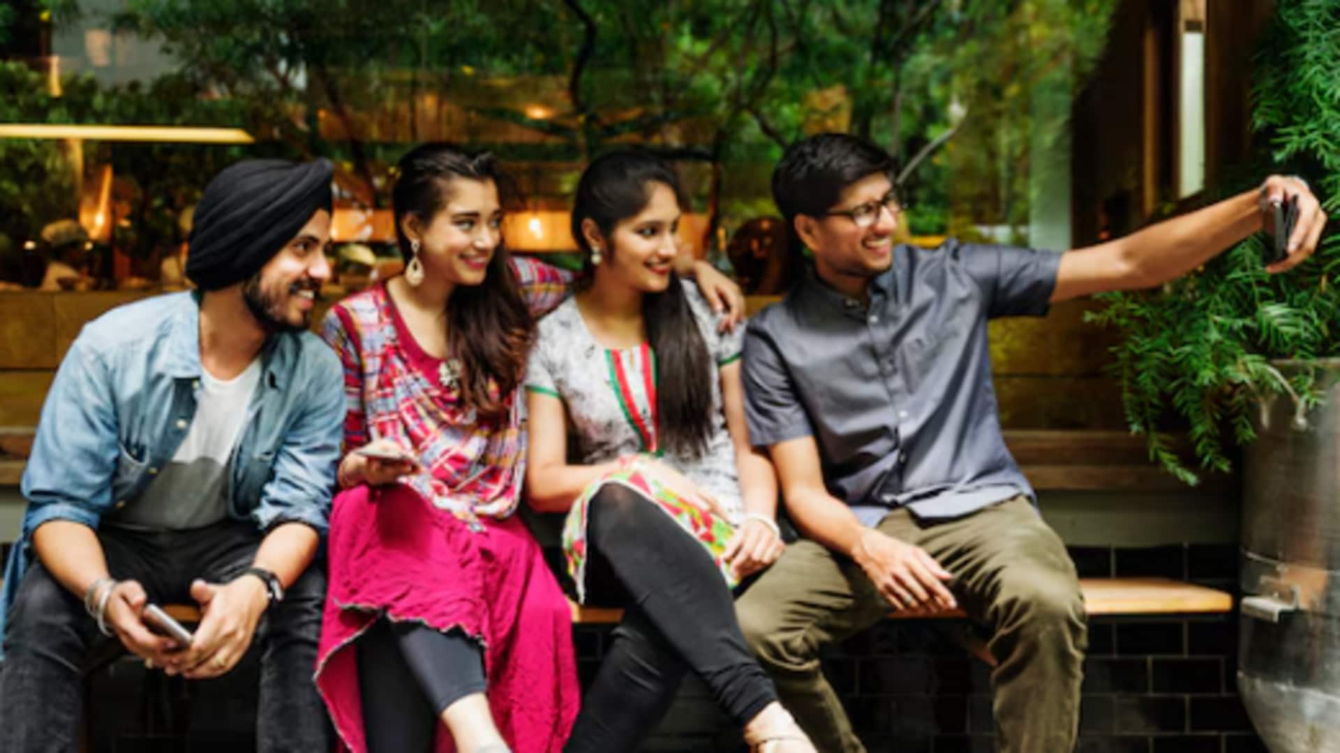 No one left out: Smart ways to take group selfies No one left out: Smart ways to take group selfies