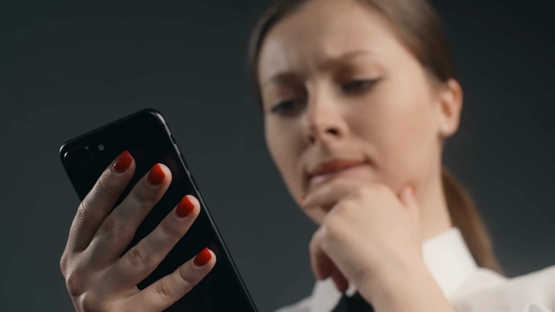 How to politely inform someone you're running late