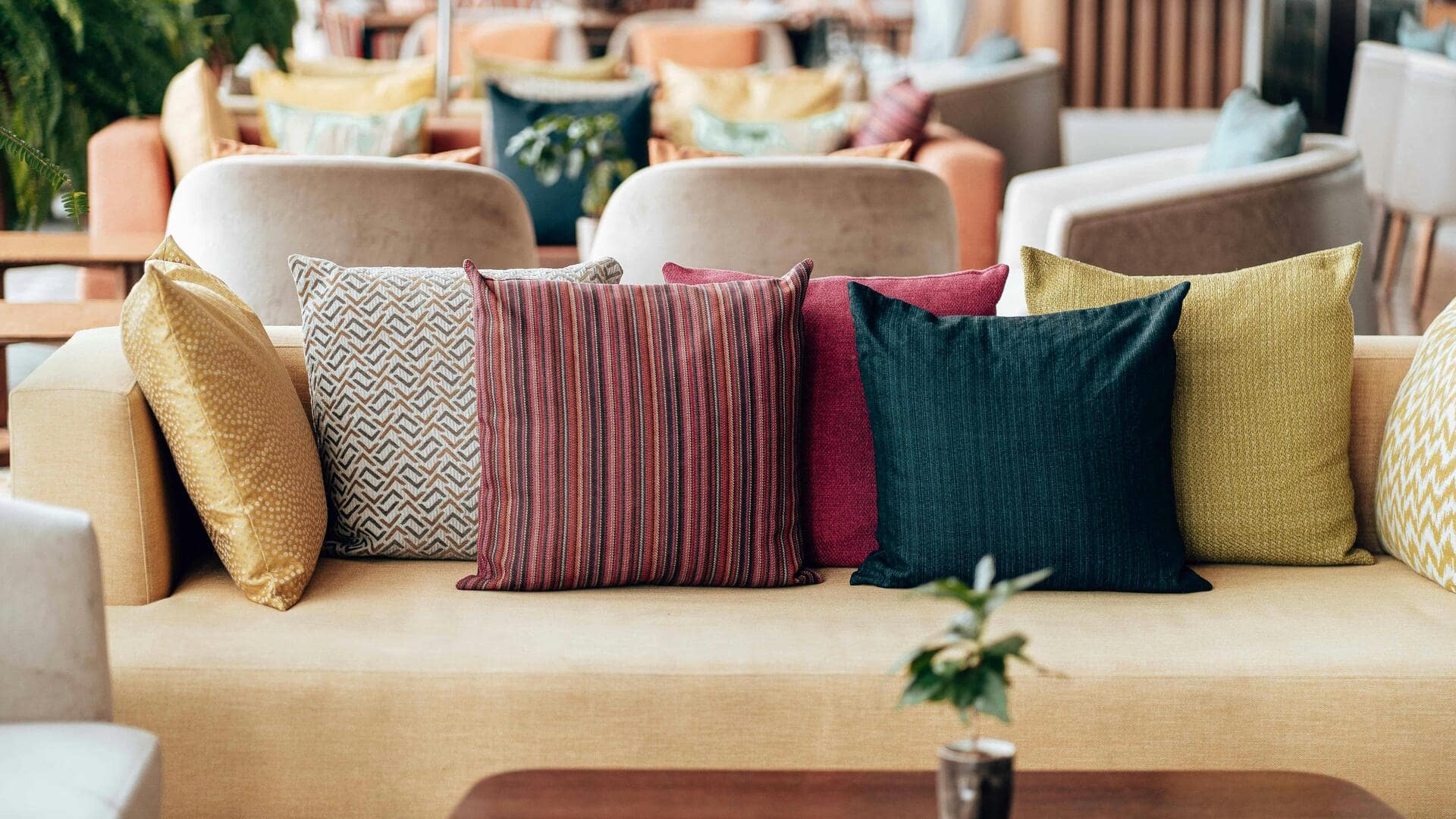 How to arrange cushions for a cozy living room