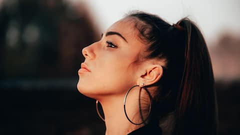5 ways to style your hair with statement earrings