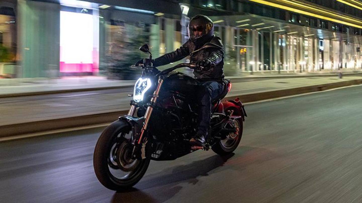 It is equipped with inverted front forks It is equipped with inverted front forks