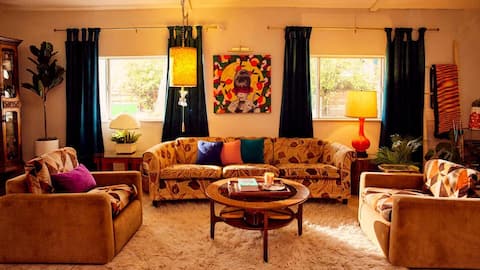 What are mid-century modern decor elements?