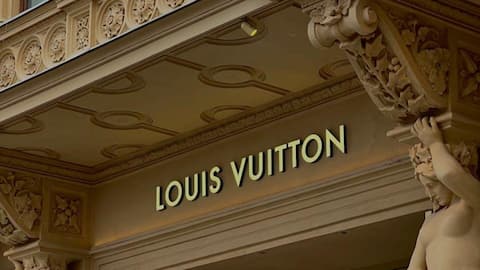 Woman counts $84,050 in cash at Louis Vuitton and leaves store without making any purchases