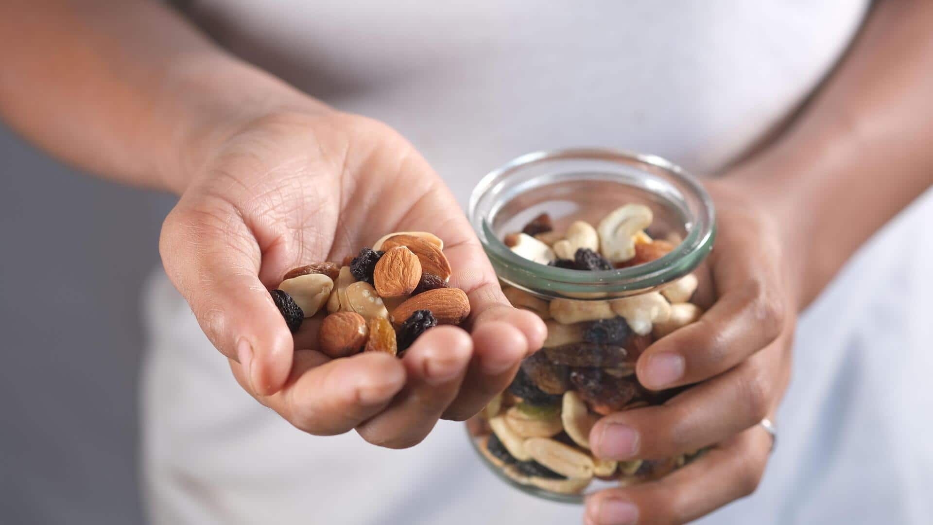 Mix almonds and raisins for these surprising benefits