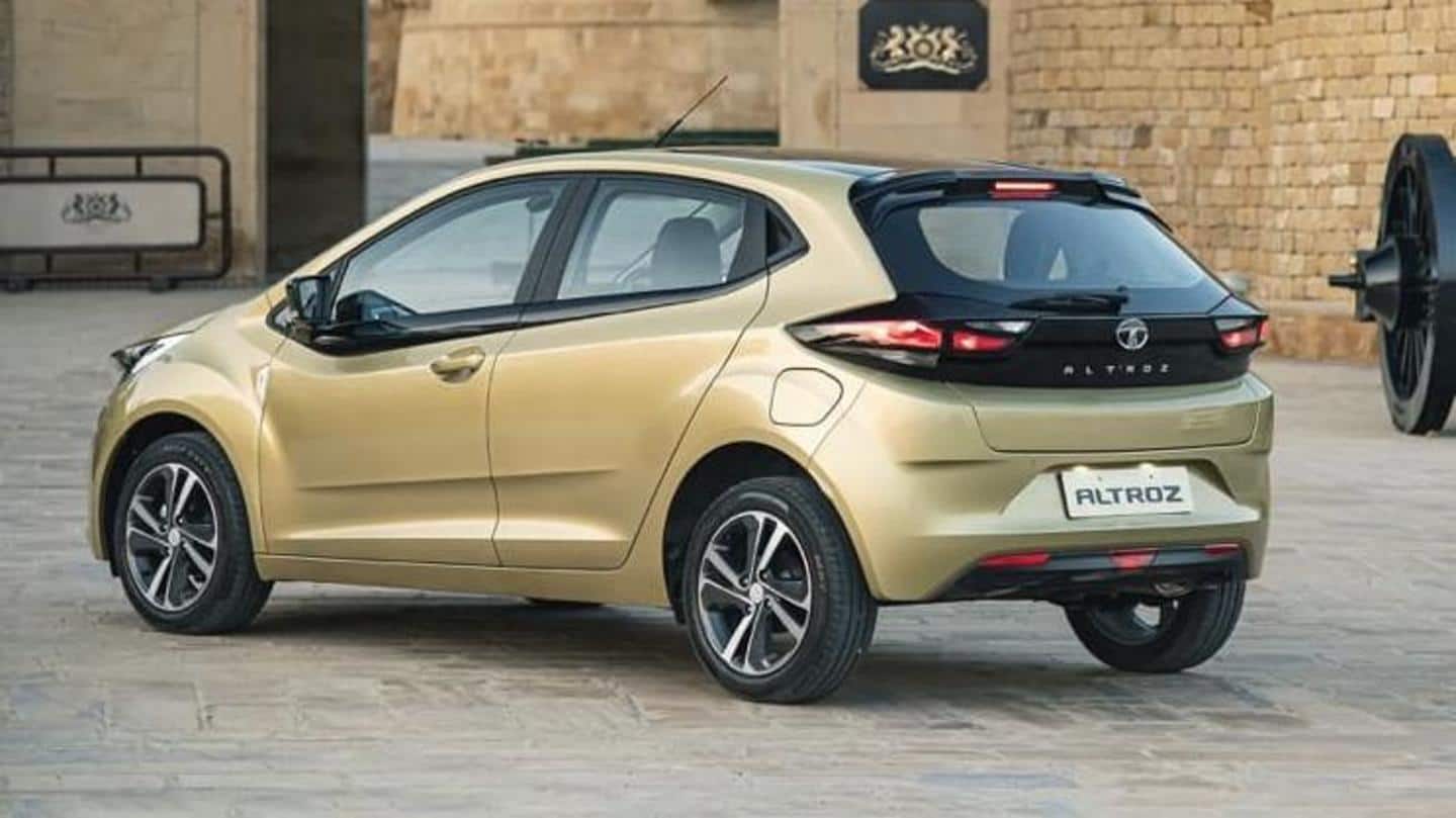 The car has projector headlights and 16-inch wheels The car has projector headlights and 16-inch wheels
