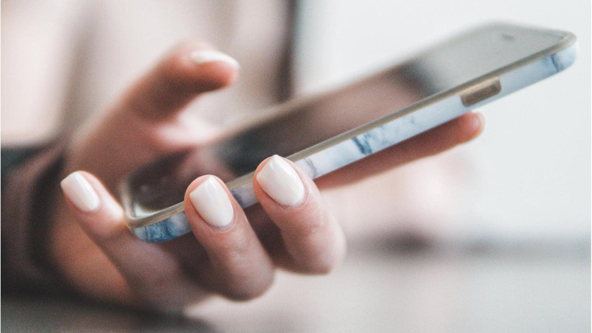 « Doigt d'iPhone » : l'utilisation prolongée d'un smartphone modifie-t-elle la forme du petit doigt ?