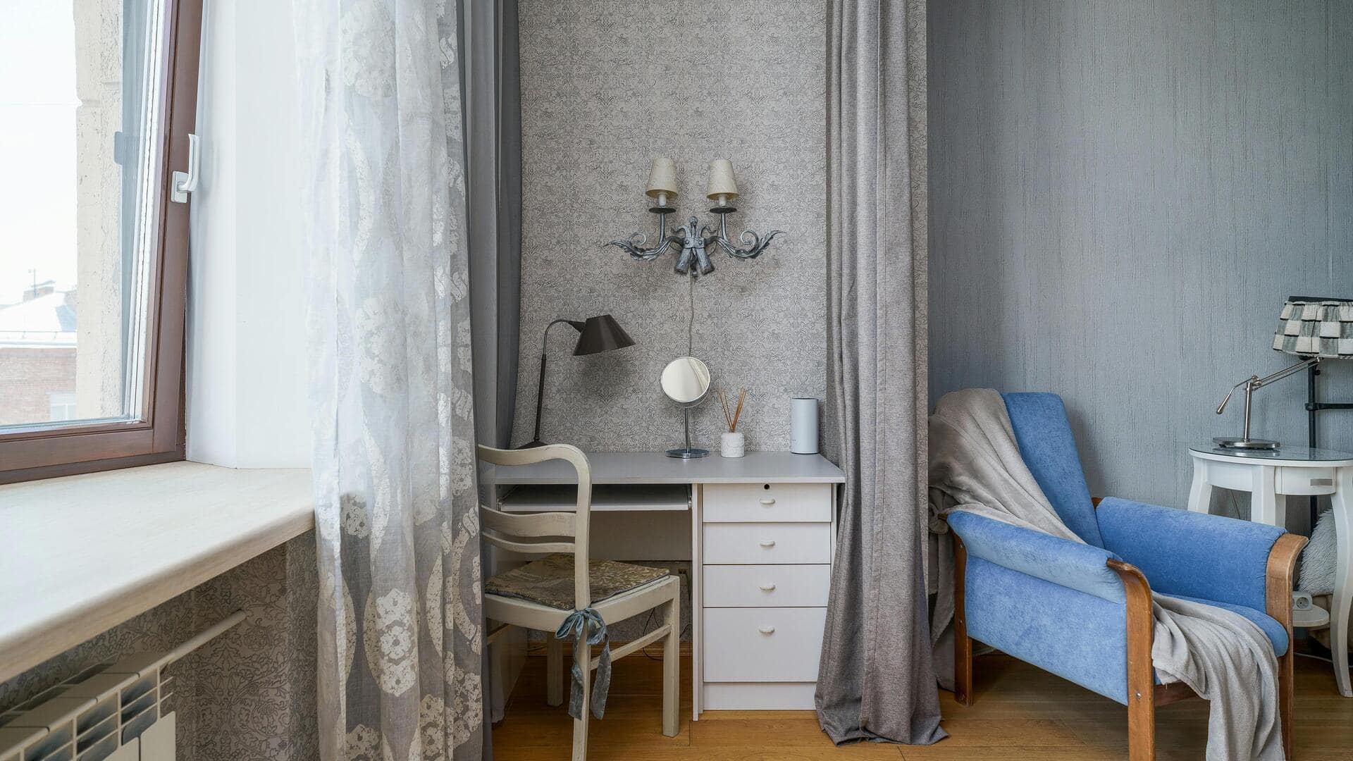 5 smart floating desk ideas for small corners