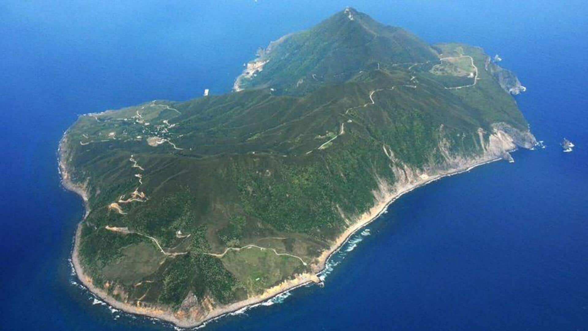 Over 900 earthquakes rattle Japanese island chain in 2 weeks