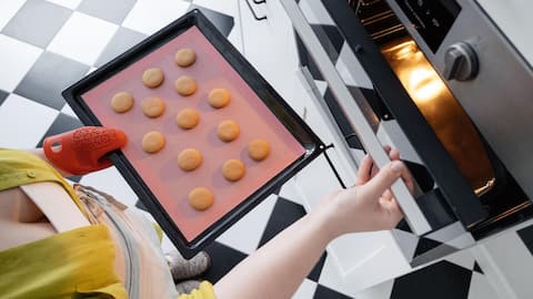 How to clean silicone baking mats the right way