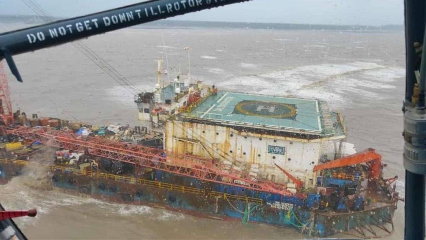 Barge sank Monday evening; crew jumped into sea Barge sank Monday evening; crew jumped into sea