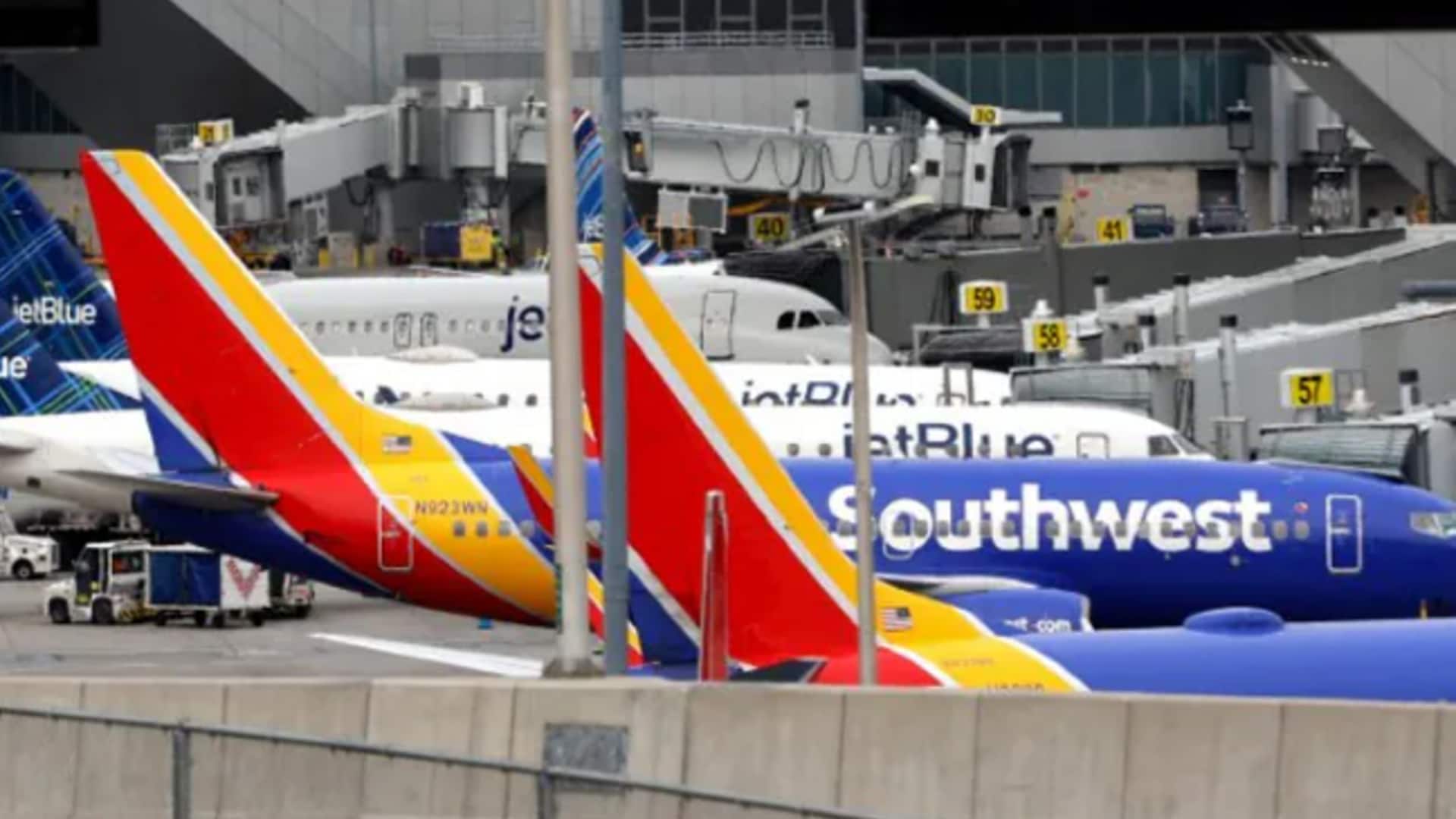 Staffing woes, government shutdown cause widespread flight delays across US Staffing woes, government shutdown cause widespread flight delays across US