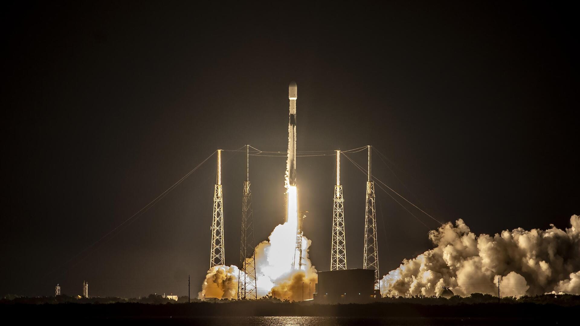 SpaceX boosts Starlink network, sends 22 satellites to orbit