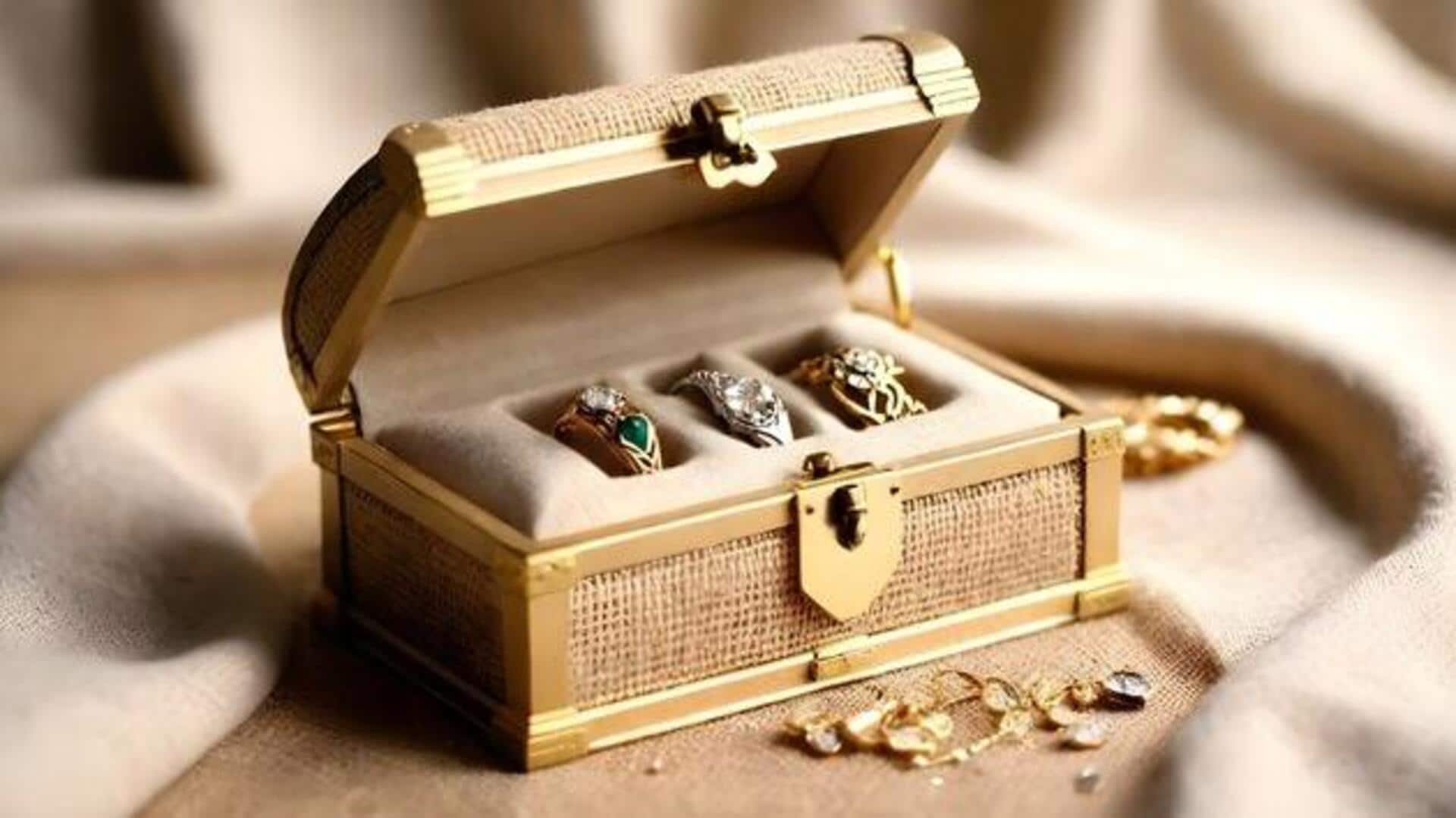 How to create stylish jewelry holders at home