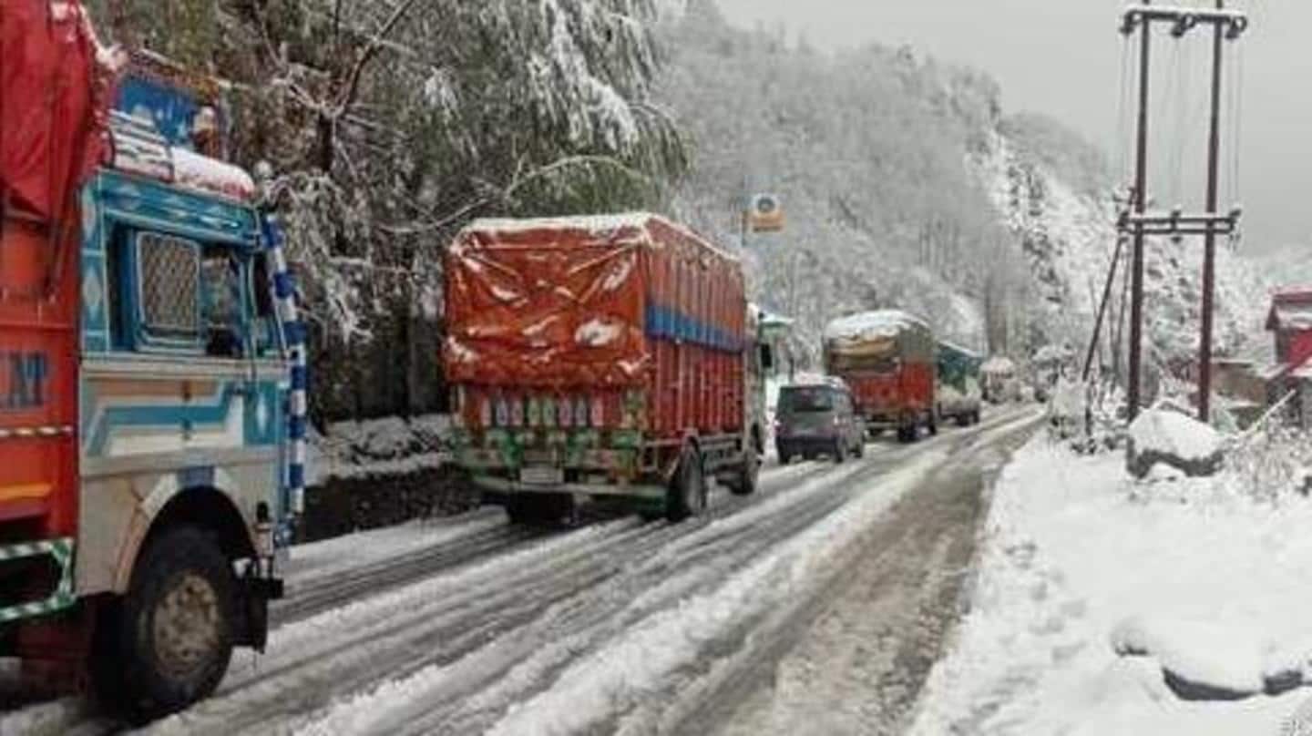 Snowfall, landslides shut Jammu-Srinagar National Highway, over 300 vehicles stranded
