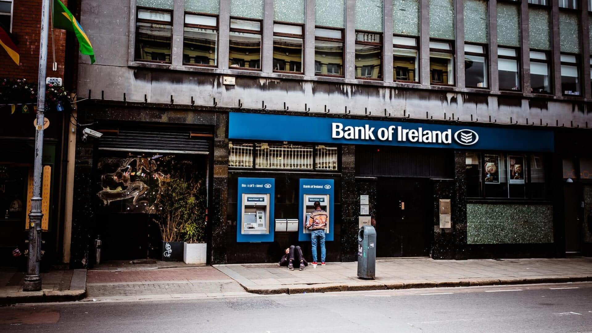 IT glitch causes this bank's ATMs to dispense free money 