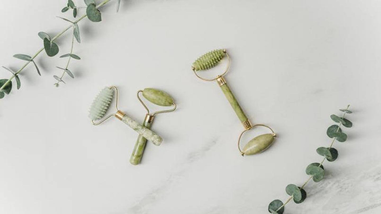 Face roller improves blood circulation and reduces puffiness Face roller improves blood circulation and reduces puffiness