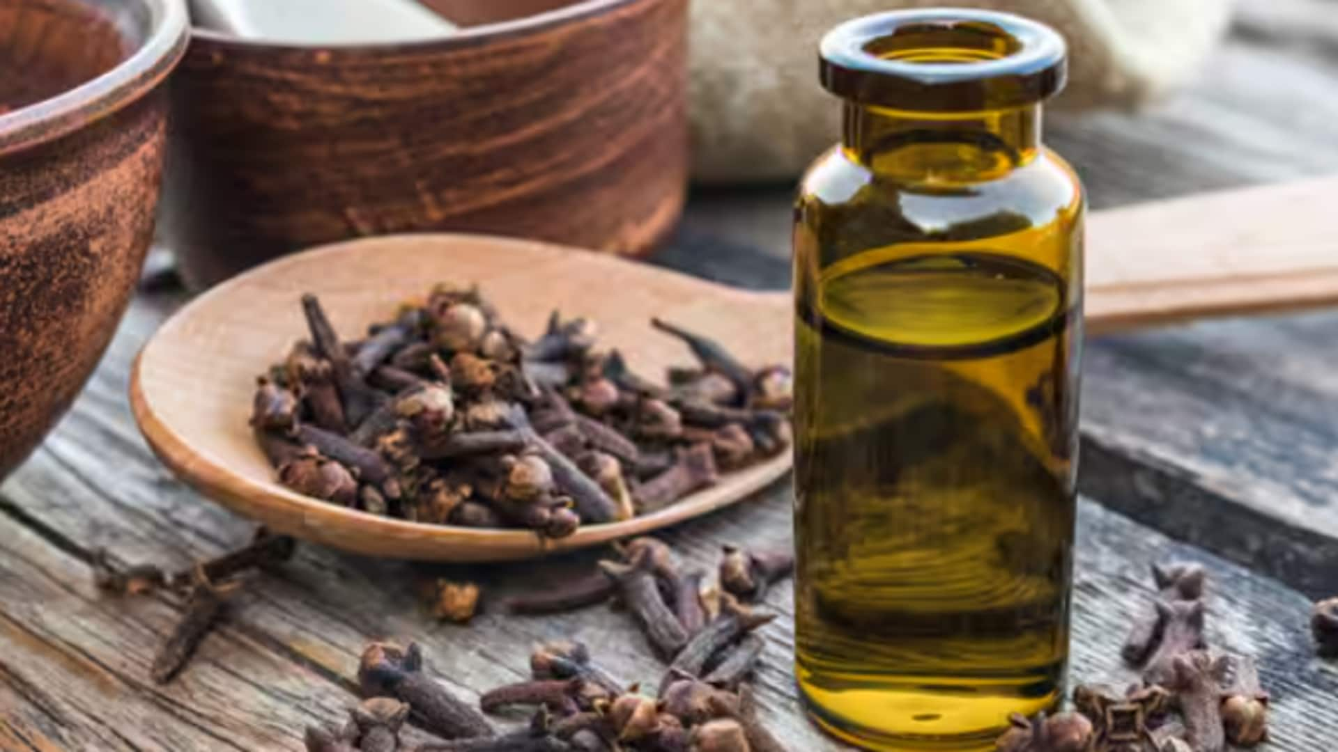 Relieving toothache with clove oil compresses