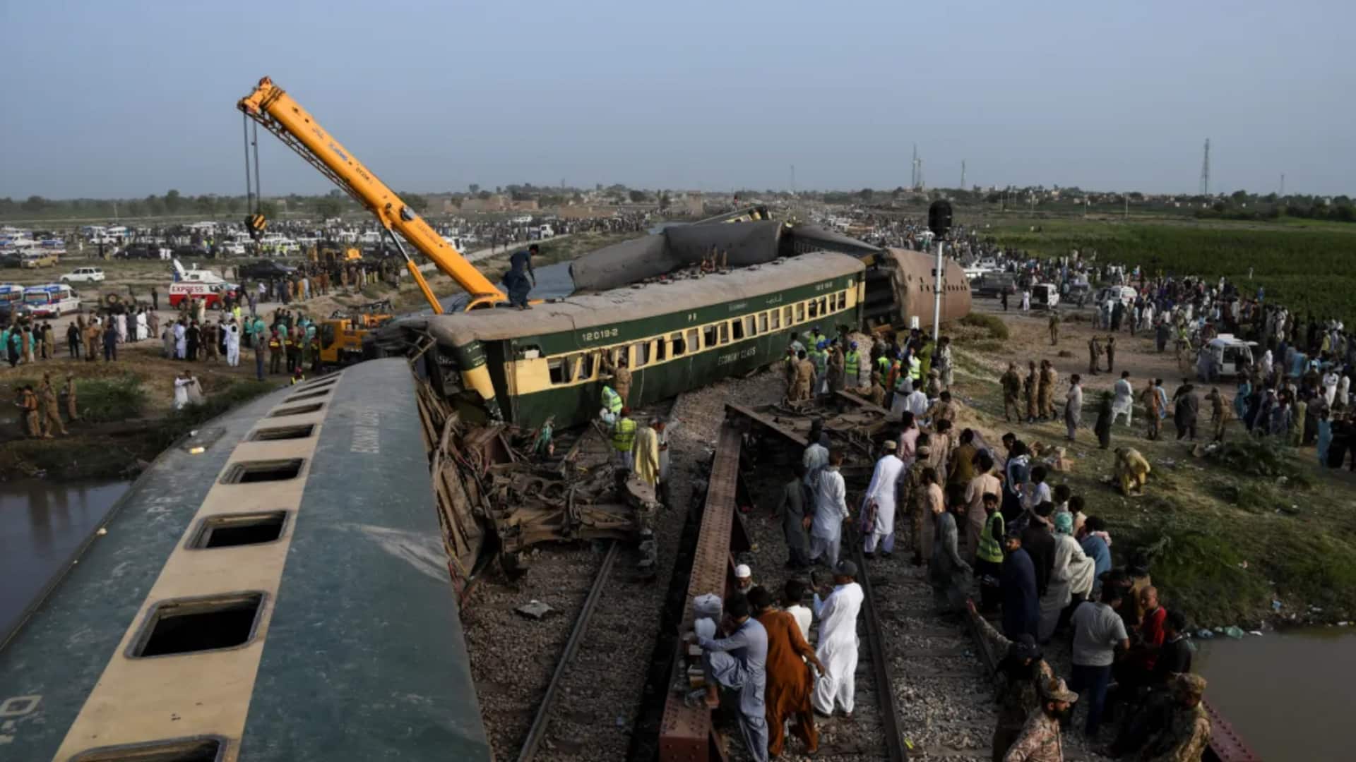 Pakistan: 4 dead, 30 injured as passenger train derails