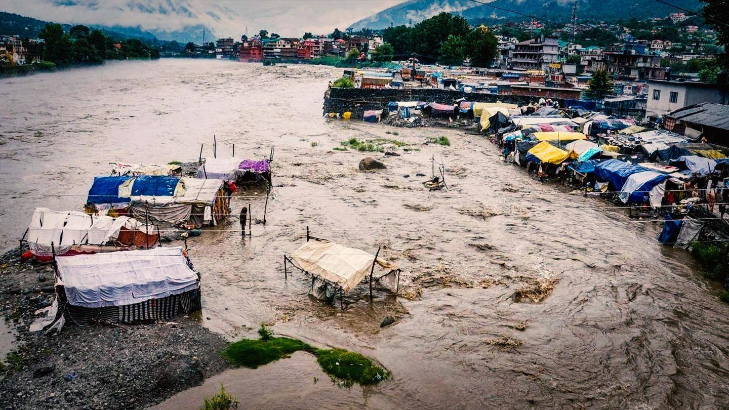 Death toll mounts to 17; 100 tourists rescued Death toll mounts to 17; 100 tourists rescued