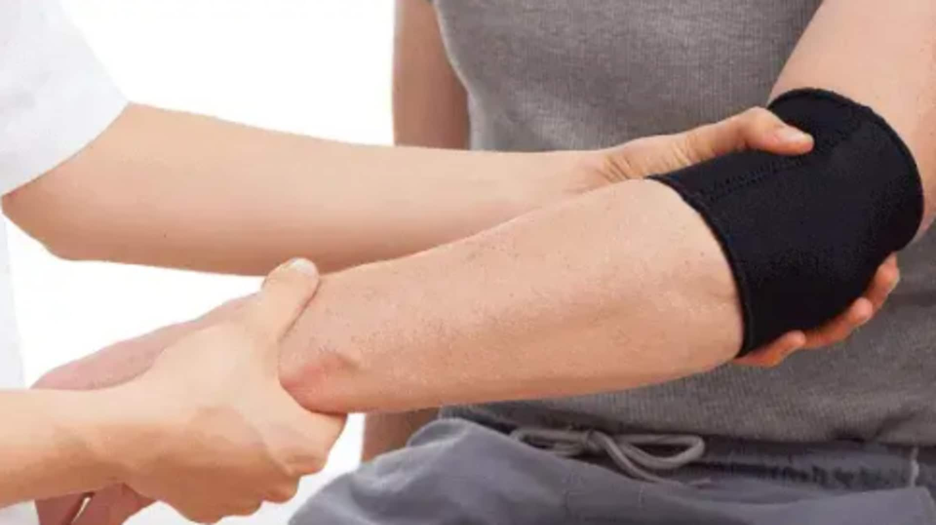 Treating tennis elbow with ice massage and exercises