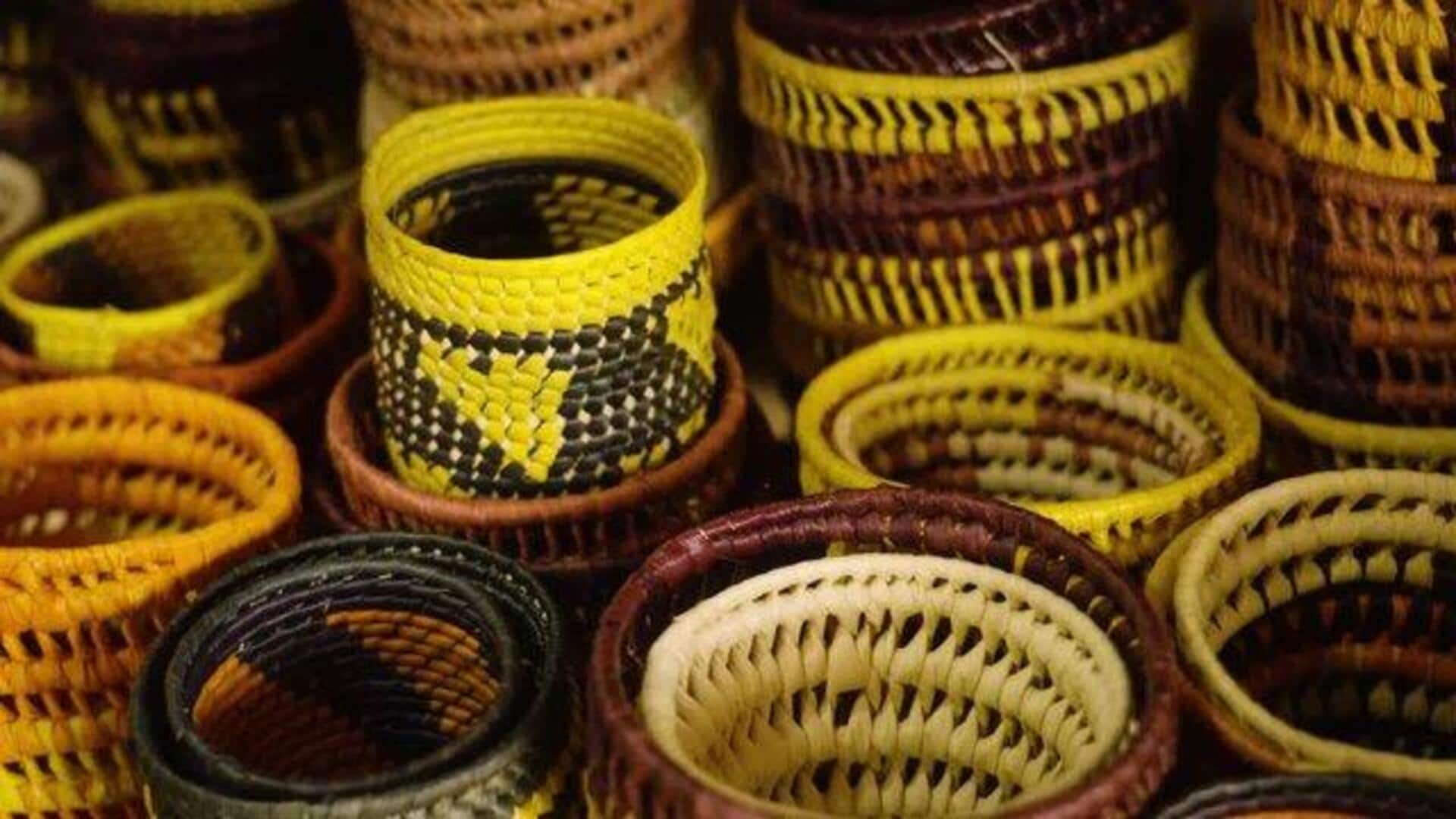 How to decorate raffia baskets with unique patterns