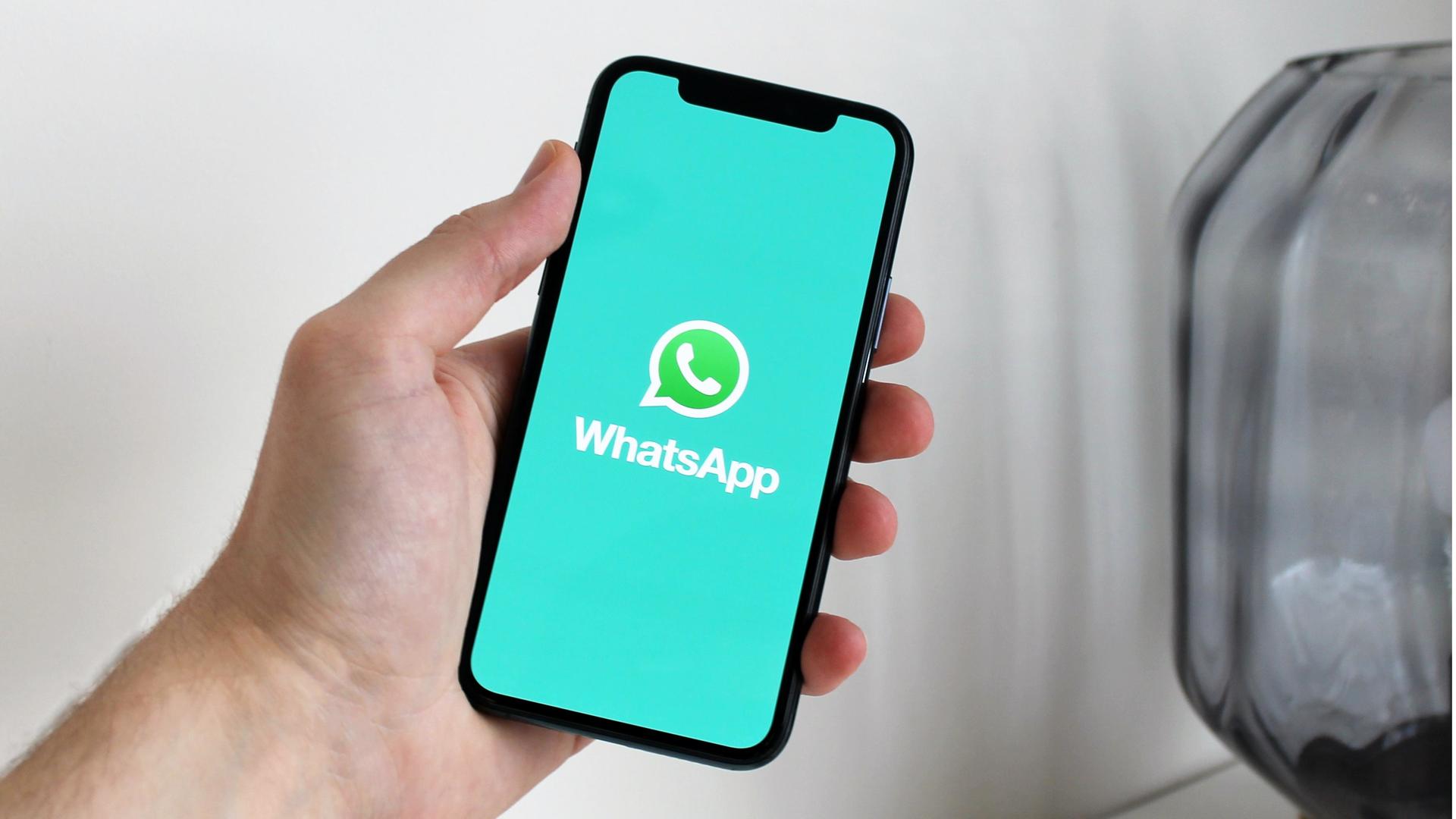 WhatsApp introduces voice transcriptions, side-by-side view, and seamless chat transfer