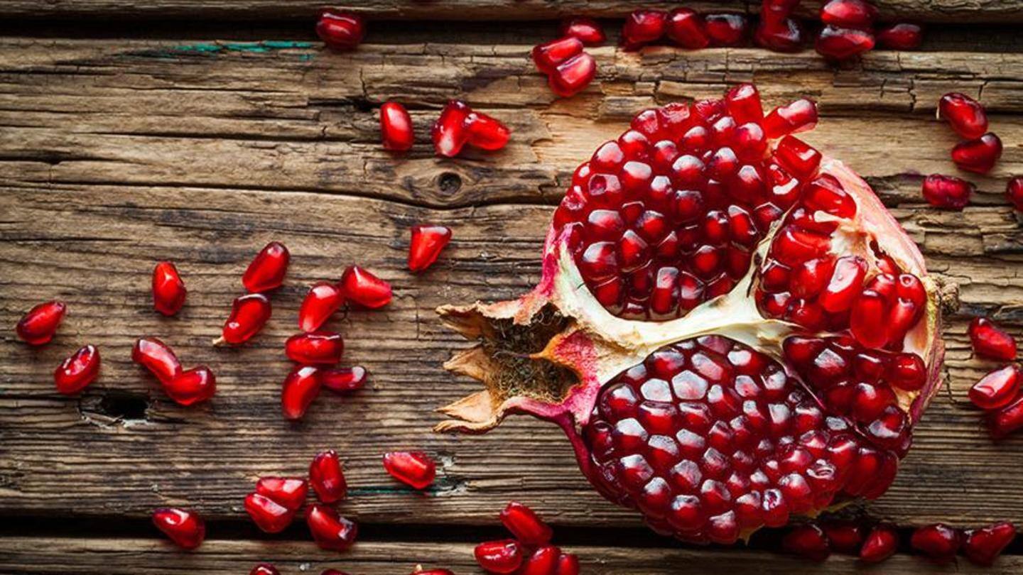 Make a lip mask with pomegranate seeds, apply regularly Make a lip mask with pomegranate seeds, apply regularly