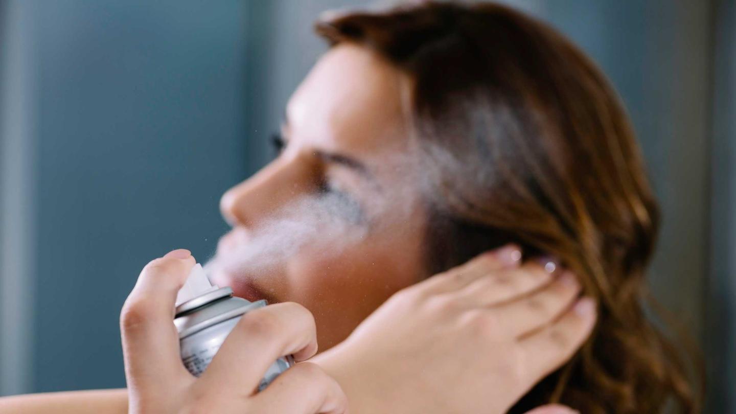 The steps to correctly apply dry shampoo The steps to correctly apply dry shampoo