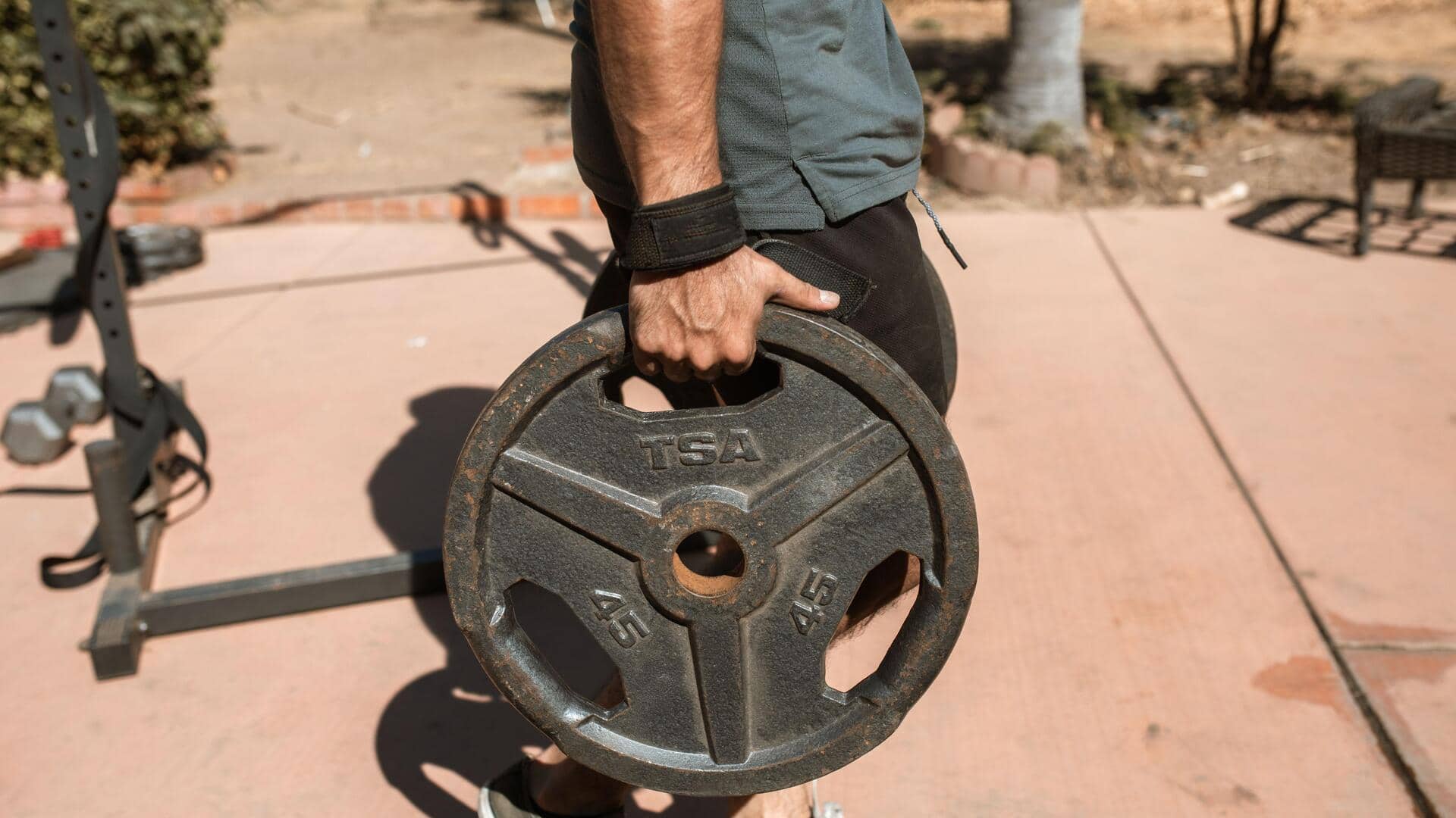 Farmer's carry: The ultimate exercise for grip strength