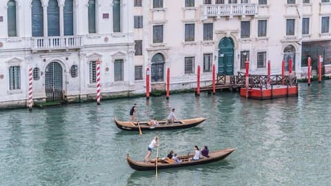 Venice to limit large tourist groups, loudspeakers