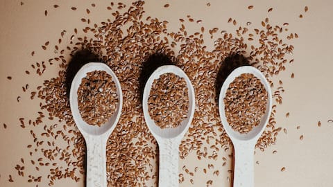 Make this easy flaxseed gel for your curly hair