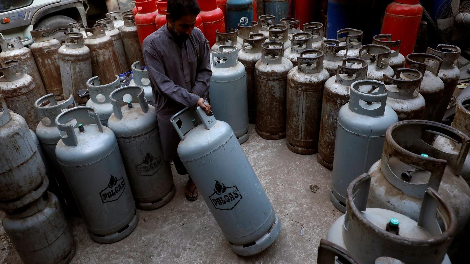 Karachi residents in crisis as authorities cut gas unannounced 
