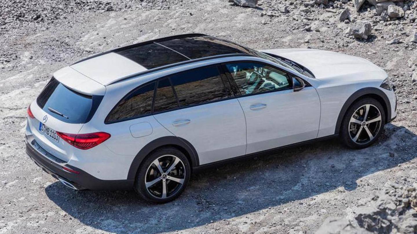 The car flaunts a radiator grille and underride guards The car flaunts a radiator grille and underride guards