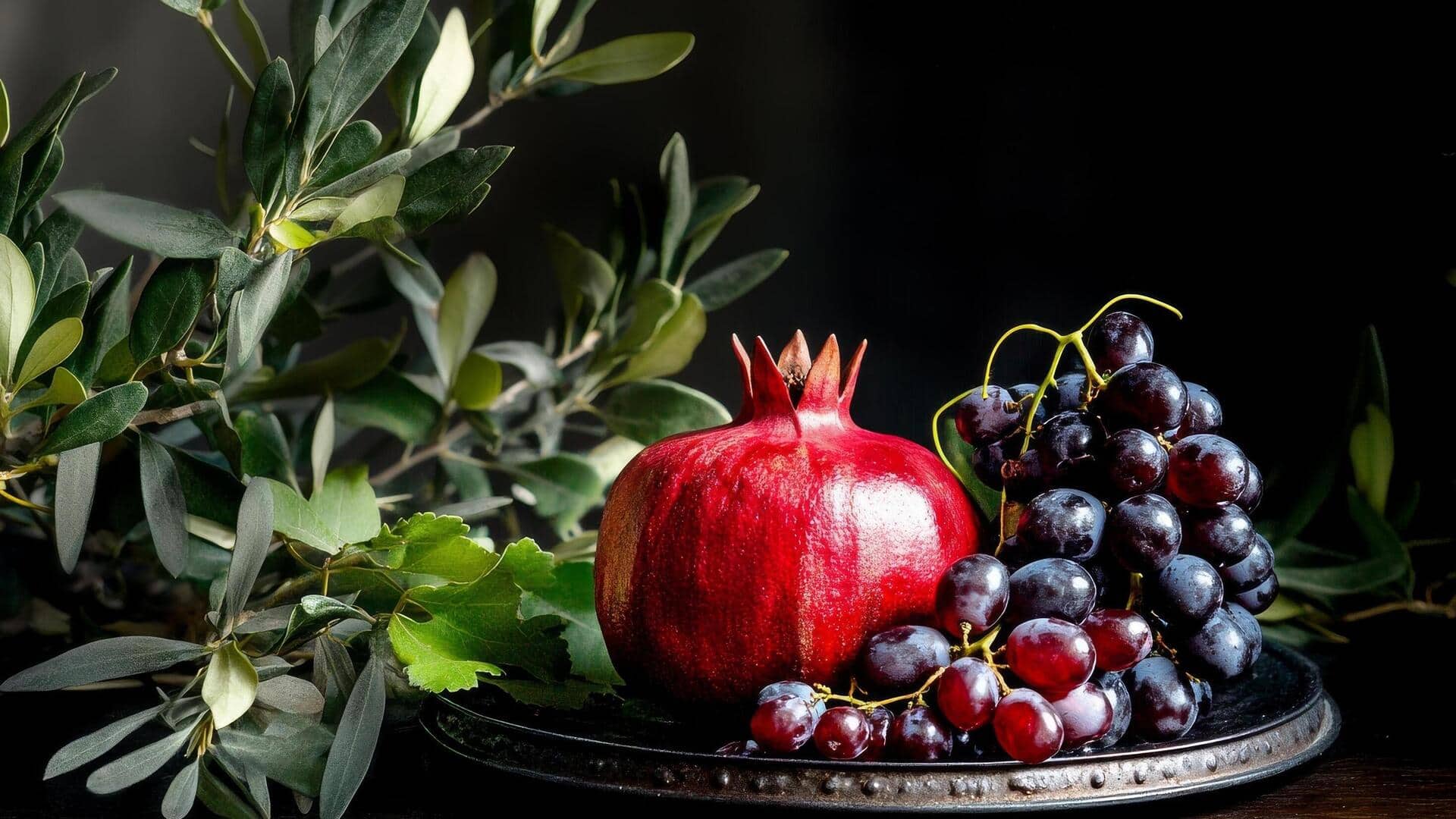 Which has more vitamin C: Pomegranates or grapes