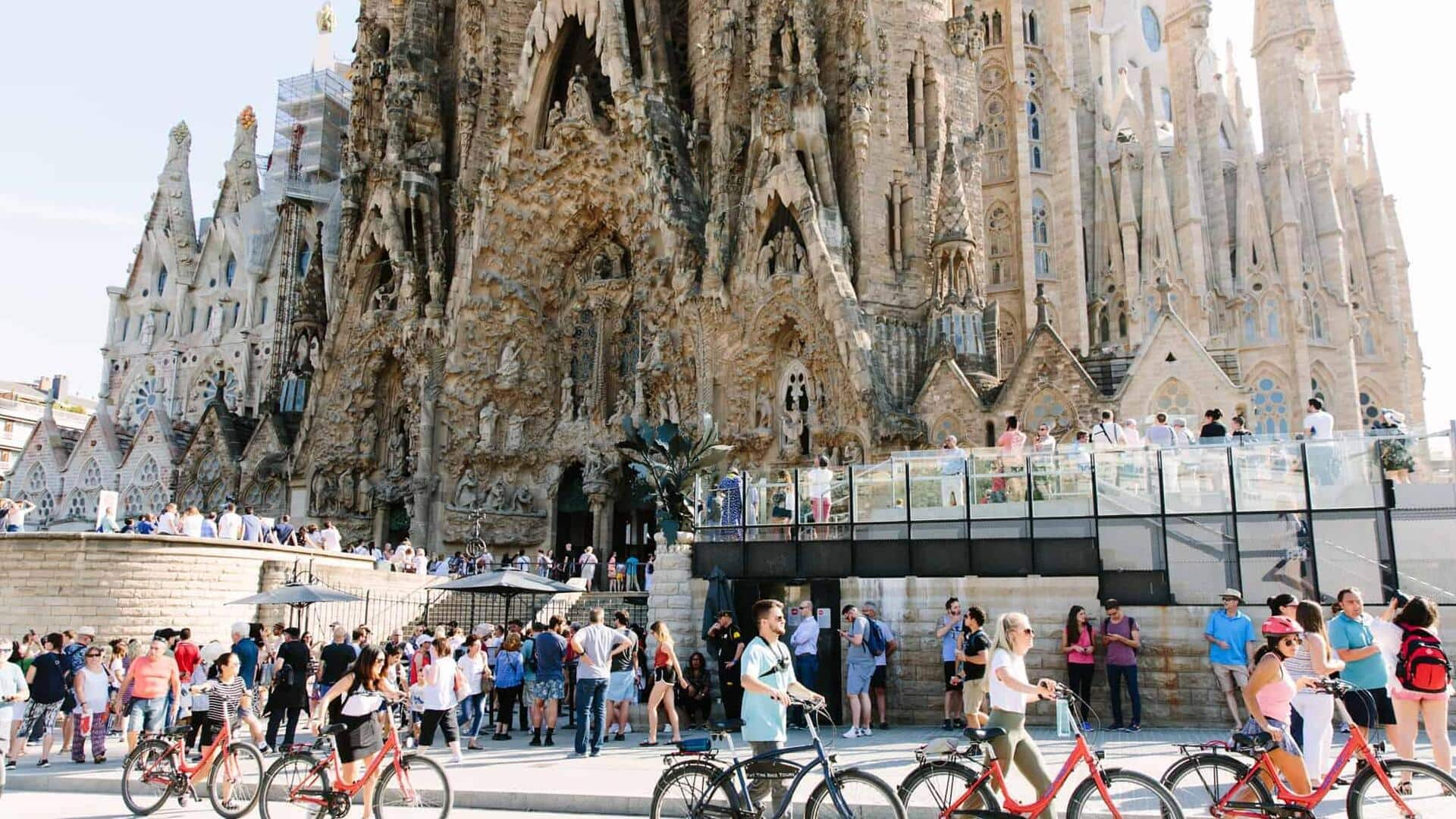 Explore Barcelona by bike: A ride through vibrant streets