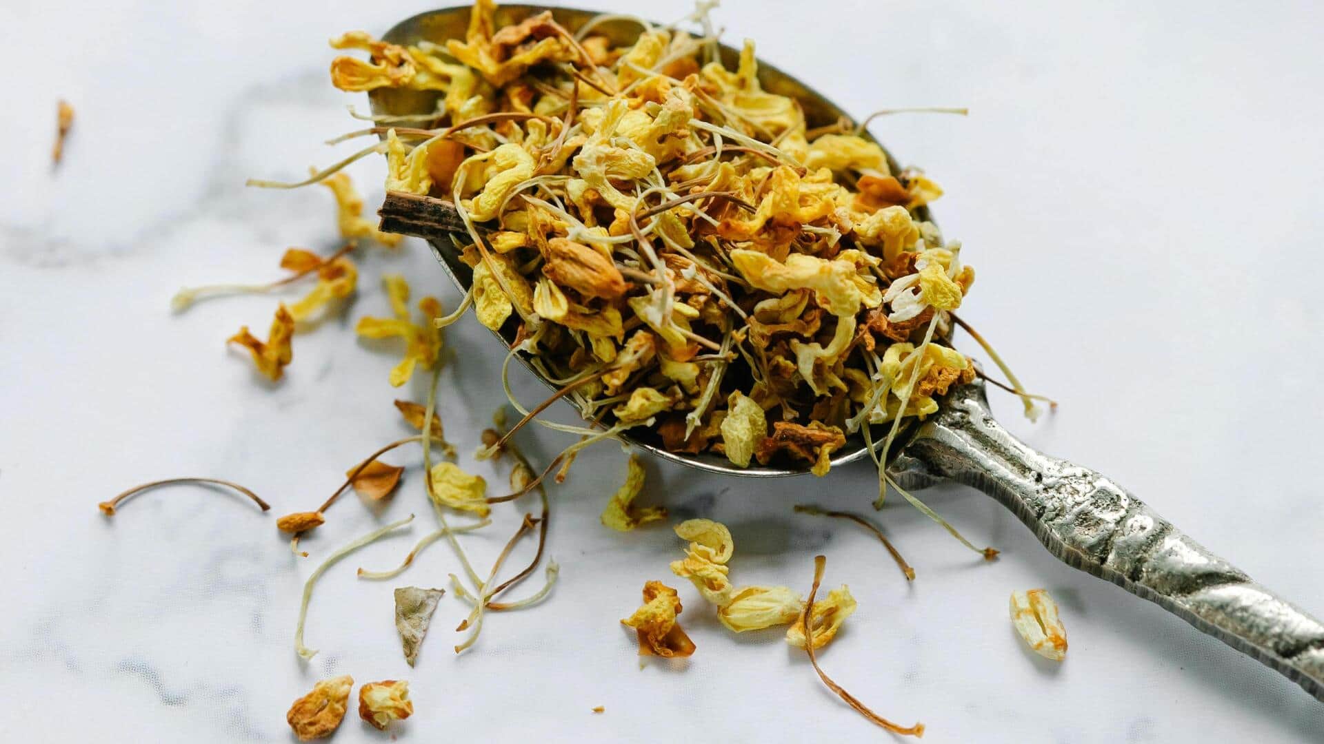 Why everyone is adding safflower petals to their food