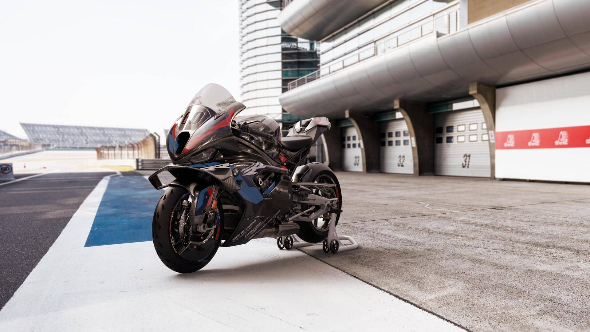 Can Multistrada V4 RS keep up with this track-focused superbike