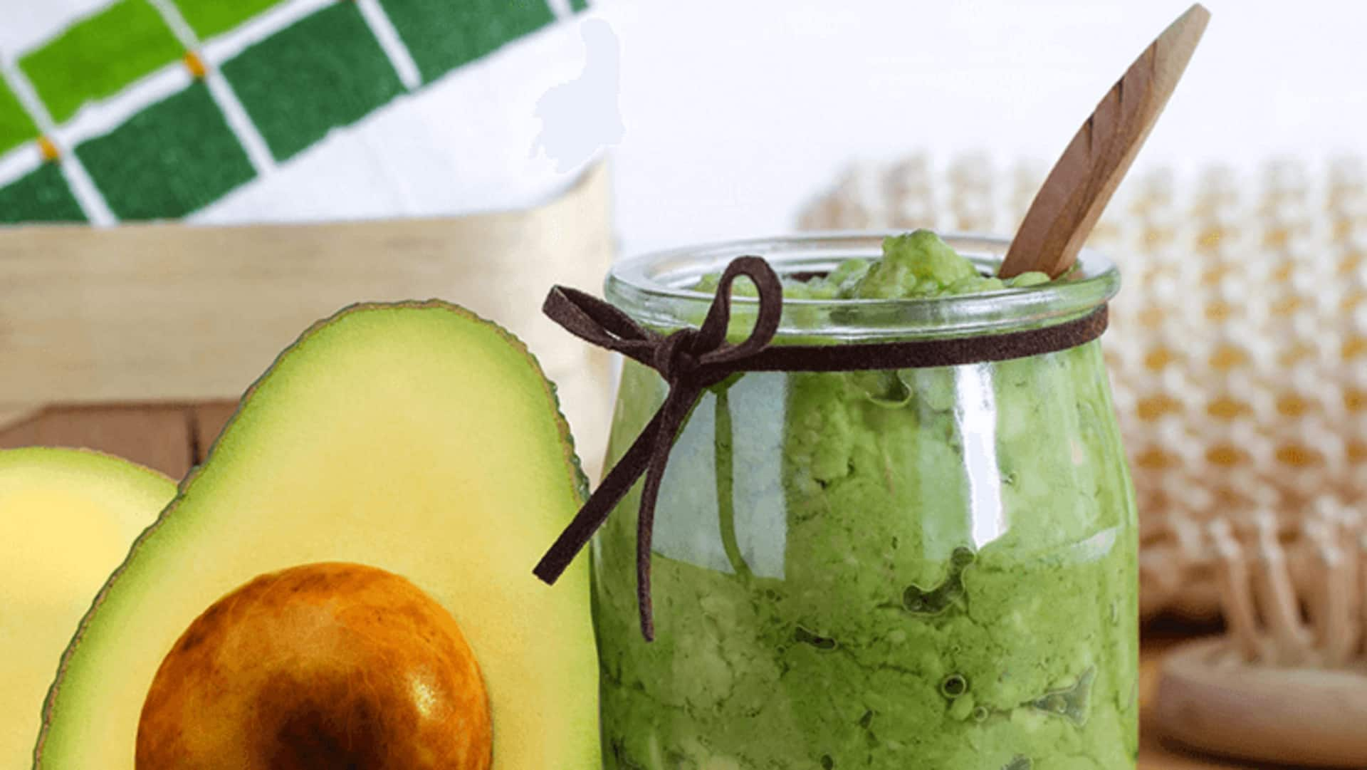 Hydrating dry scalp with avocado hair masks