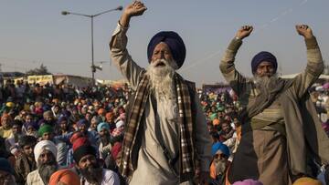 Chandigarh: Police uses water cannon as farmers break through barricades