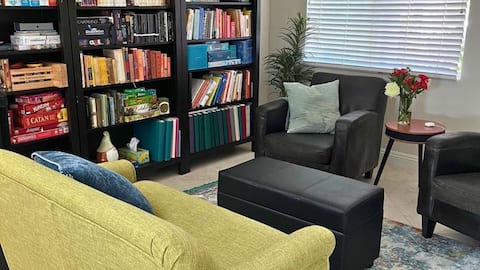 Manage your home library with these AI tools 