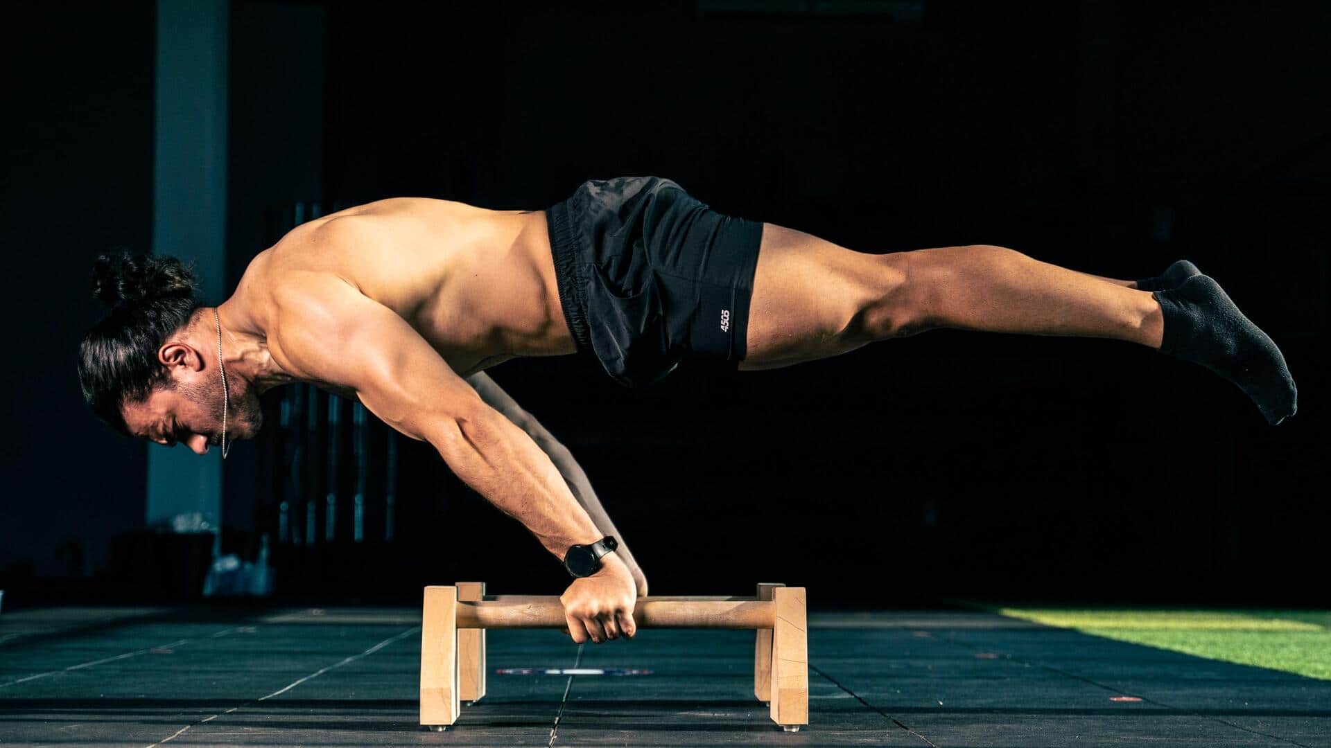 What are planche holds? Try them for a stronger core